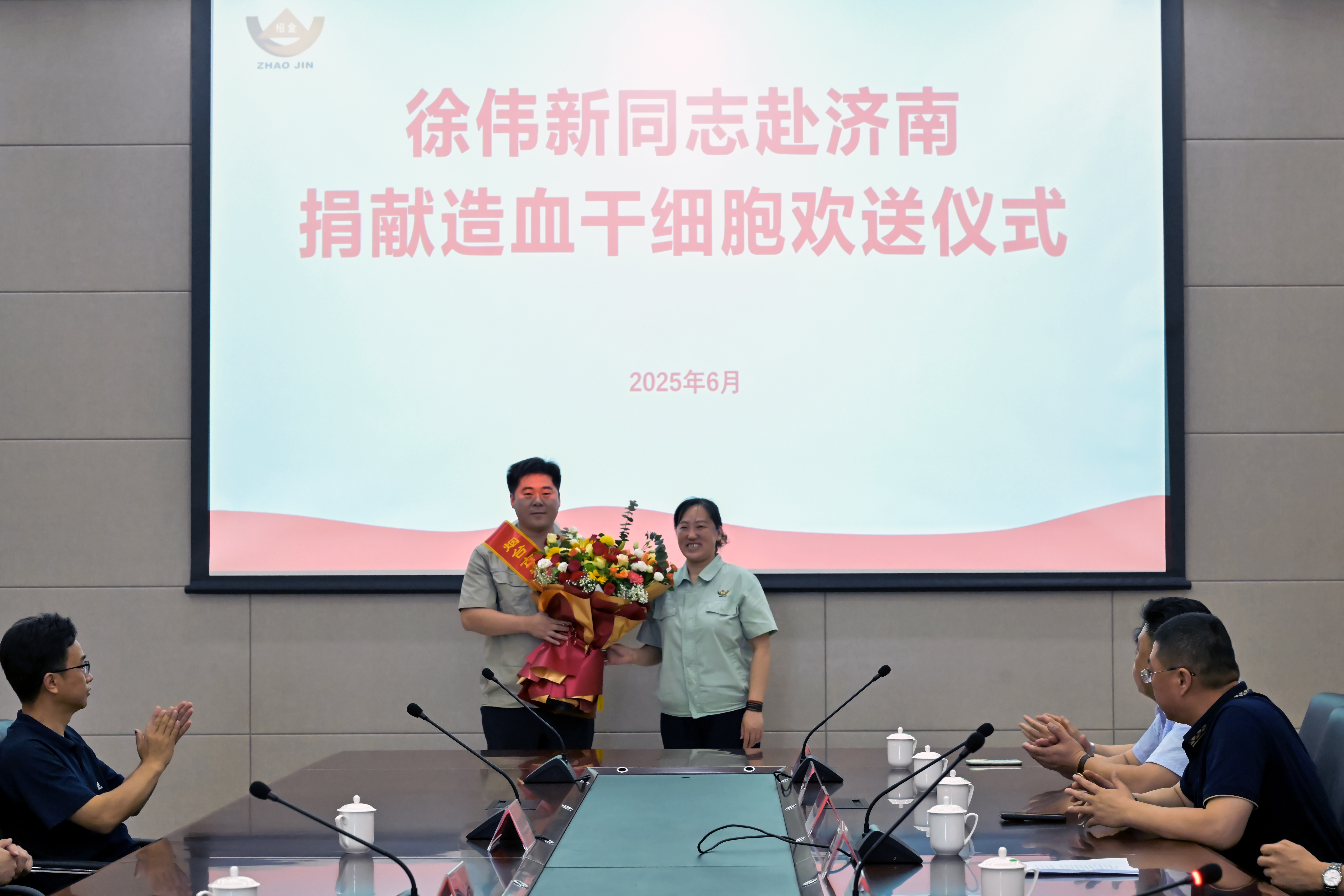 徐偉新赴濟(jì)南捐獻(xiàn)造血干細(xì)胞歡送儀式獻(xiàn)花.jpg